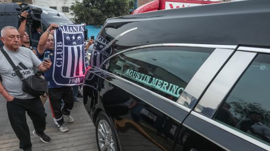 Aficionados acompañan el carro que transporta el féretro del exfutbolista peruano Hugo 'Cholo' Sotil, el lunes 30 de diciembre de 2024.