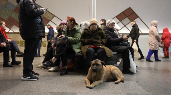 Residentes de Kiev se refugian en una estación de metro durante una alarma por ataque aéreo en la capital de Ucrania, el 31 de diciembre de 2024, en medio de la invasión de Rusia a territorio ucraniano.