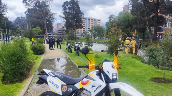 Policías y guardias ciudadanos en las orillas del río Tomebamba, en donde el 31 de diciembre de 2024 se encontró un cuerpo.