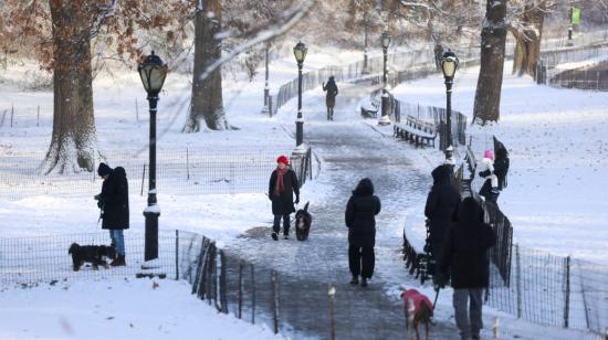 La gente camina por Central Park mientras cae nieve en Nueva York, 21 de diciembre de 2024.