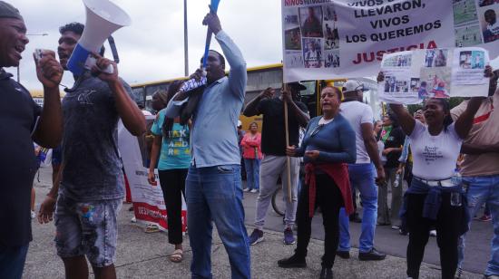 Familiares de los menores hallados muertos en un plantón en Guayaquil, 31 de diciembre de 2024.