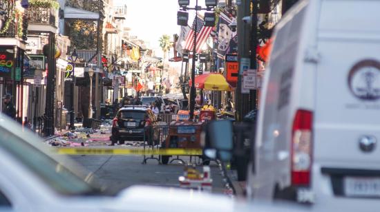 Fotografía de la escena donde un vehículo atropelló a ciudadanos el 1 de enero de 2025 en Nueva Orleans, Estados Unidos.