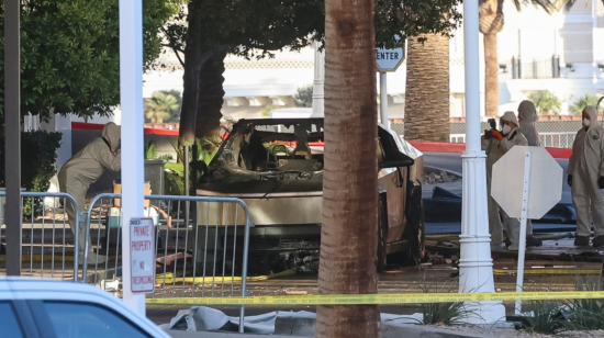 Investigadores toman fotos del vehículo Cybertruck de Tesla