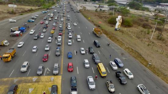 Varios vehículos se movilizan por la rede estatal vial de Ecuador en los primeros días de 2025.