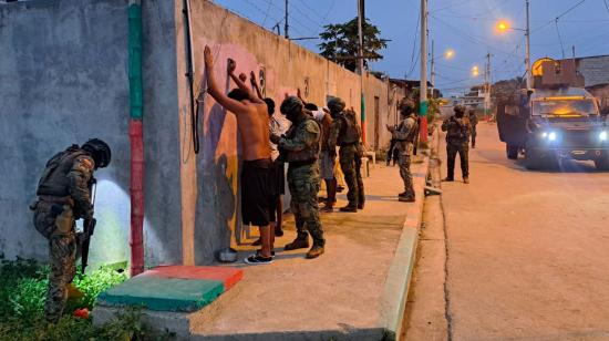 Controles militares en Puerto Bolívar, cantón Machala, en la provincia de El Oro.