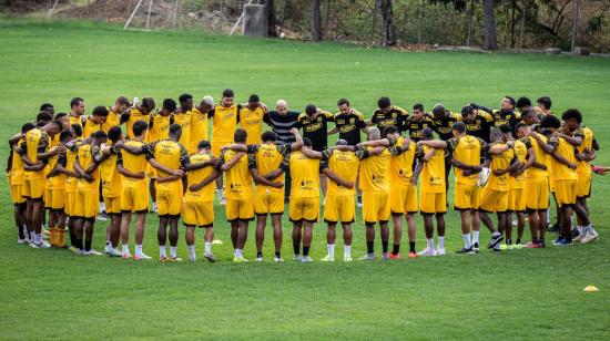 Los jugadores de Barcelona SC formados en círculo en el inicio de la pretemporada 2025, el viernes 3 de enero.