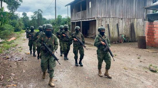 Militares realizan un patrullaje en una localidad de la Amazonía de Ecuador.