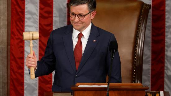 El presidente de la Cámara de Representantes de los Estados Unidos, Mike Johnson, pronuncia un discurso tras ser reelegido presidente el 3 de enero de 2025 en Washington.