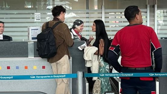 El cantante canadiense Shawn Mendes junto a la activista Helena Gualinga en el aeropuerto José Josquín de Olmedo, en Guayaquil, este viernes 3 de enero de 2024.