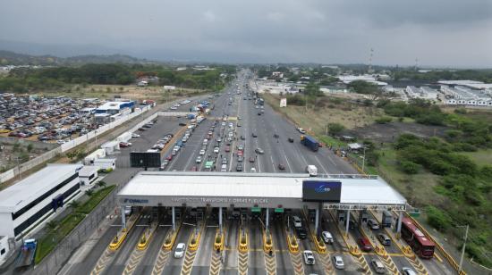 Vista aérea del regreso de vehículos a Guayaquil por el peaje de Chongón, este 4 de enero de 2025.