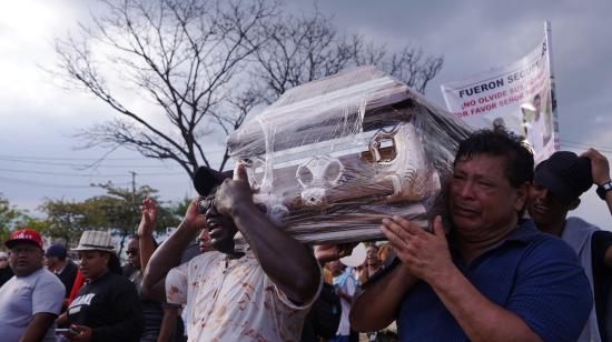 El 01 de enero del 2025 los niños fueron enterrados en el Cementerio Ángel María Canals, en el suburbio de Guayaquil.