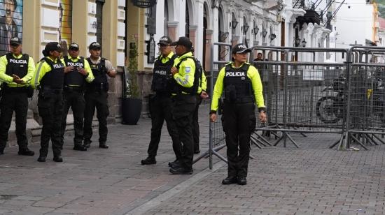 Personal policial resguarda los exteriores del palacio de Carondelet.