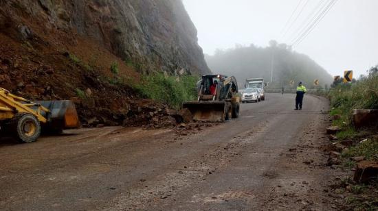 Parte de la vía Cuenca - Girón - Pasaje afectada por los deslaves.