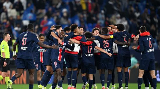 Los jugadores del PSG festejan el título de la Supercopa de Francia el domingo 5 de enero, en Doha, Qatar.