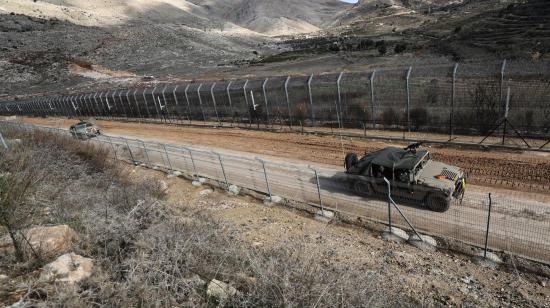 Vehiculos militares de Israel durante el conflicto contra Hamás.