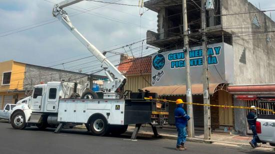 Personal de CNEL durante una intervención en postes de luz de Guayas.