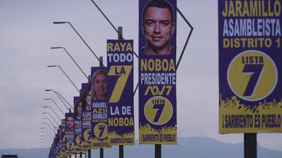 Carteles de campaña electoral del movimiento oficialista ADN, fundado por el presidente Daniel Noboa, copan el Puente de la Unidad Nacional, en una fotografía capturada el domingo 5 de enero de 2025 en Guayaquil.