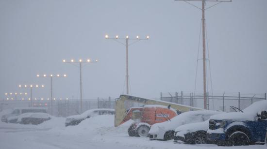 Vehículos cubiertos de nieve a lo largo de la ruta de vuelo hacia el Aeropuerto Internacional Louisville Muhammad Ali, en Kentucky.