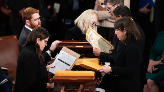 Personal del congreso de Estados Unidos revisa los votos electorales durante una sesión del Legislativo estadounidense para certificar los resultados de la elección presidencial de 2024 que dan la victoria a Donald Trump, el 6 de enero de 2025 en Washington DC, en el Capitolio.