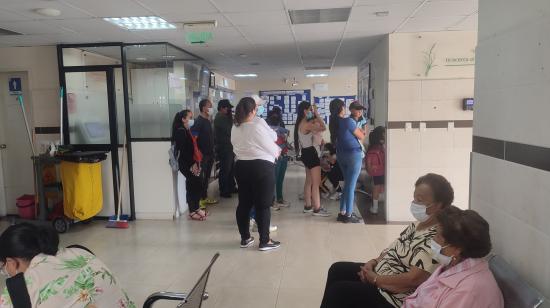 Pacientes en el centro de salud de Conocoto, el 6 de enero de 2025.