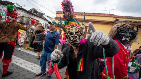 Una persona con una máscara en la tradicional 'Diablada de Pillaro', 6 de enero de 2025.