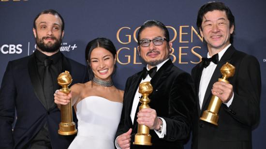 Parte del elenco de 'Shogun' en la sala de prensa con el premio a la Mejor Serie de Televisión - Drama de los Globos de Oro, 5 de enero de 2025.