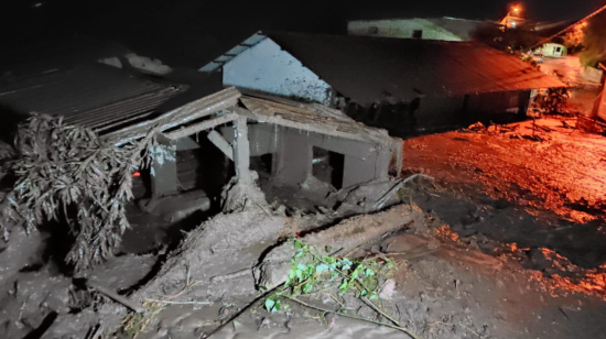 Una vivienda quedó cubierta por el lodo en el barrio El Subo del cantón Quilanga, en Loja, el 6 de enero de 2025.