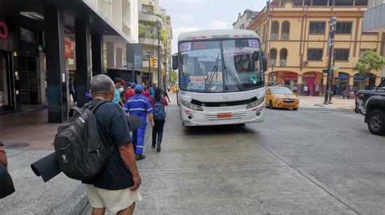 Imagen referencial del servicio deficitario de transporte público durante la paralización parcial del servicio en el centro de Guayaquil, el 10 de septiembre de 2024.