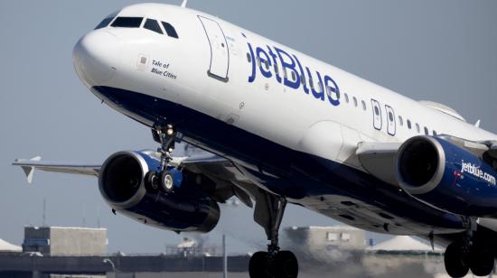 Fotografía de archivo de un avión de la aerolínea JetBlue que despega del aeropuerto internacional Ford Lauderdale en Florida, el 31 de enero de 2024.