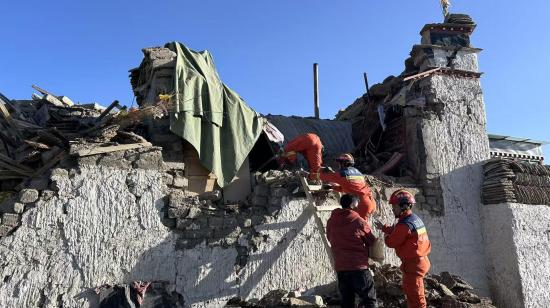 Miembros de equipos de rescate trabajan en una zona afectada por el terremoto en el municipio Changsuo de Dingri, en Shigatse, en la región autónoma de Xizang, suroeste de China, el 07 de enero de 2025.