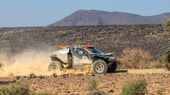 La piloto española Cristina Gutiérrez y el copiloto español Pablo Moreno conducen su Dacia Sandrider durante la tercera etapa del Rally Dakar 2025, de Bisha a Al Henakiyah en Arabia Saudita Arabia, 7 de enero de 2025.