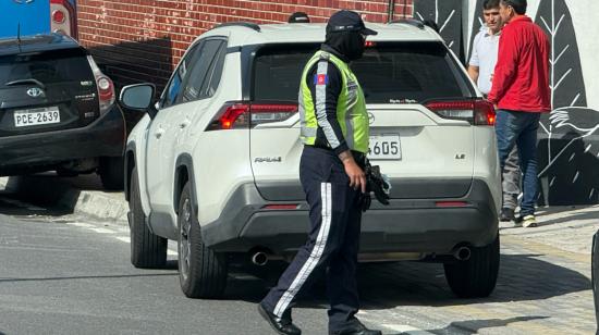 Un agente de tránsito en la avenida de los Granados en Quito, 7 de enero de 2025.