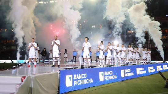 Los jugadores de Liga de Quito durante la presentación del equipo en la Noche Blanca, el 17 de febrero de 2024.