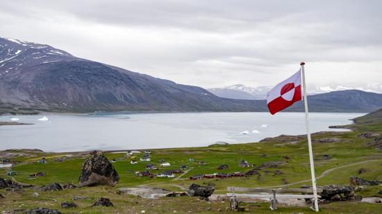 Una bandera de Groenlandia ondea cerca del pueblo de Igaliku, el 5 de julio de 2024.