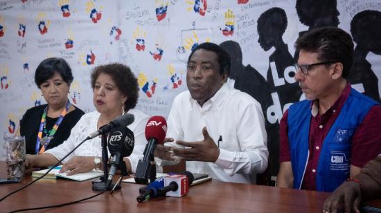 Uriel Catillo (centro), coordinador de la Mesa de Solidaridad con el caso de Las Malvinas y Billy Navarrete (derecha), director de la CDH, en una rueda de prensa el martes 7 de enero de 2024 en Guayaquil, previo a evento póstumo por los cuatro niños víctimas de desaparición forzada.