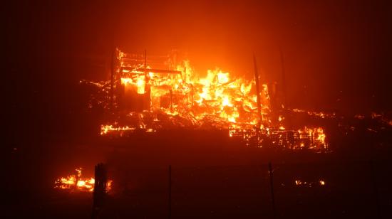 Las llamas del incendio Palisades, impulsado por el viento, envuelven una casa en Pacific Palisades, 7 de enero de 2025.