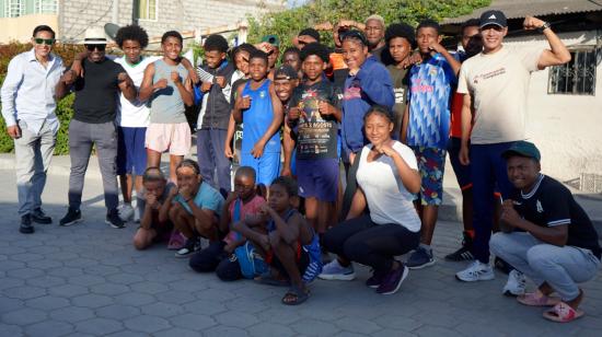 Grupo de niños y jóvenes que entrenan boxeo junto con el profesor Manuel Delgado posan en los exteriores de la casa en donde viven en El Juncal, en diciembre de 2024.