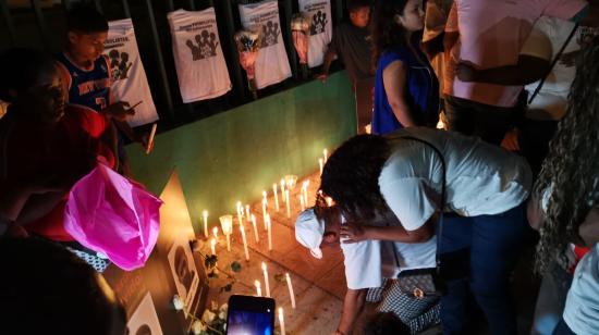 Familiares y amigos de los cuatro niños de Guayaquil, en una manifestación el 8 de enero de 2024.