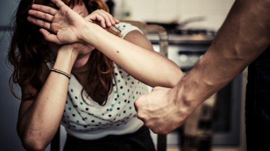 Fotografía referencial de un hombre que violenta a una mujer en su hogar.