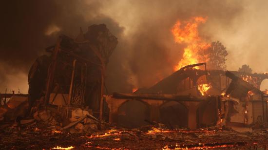 Una iglesia es consumida por el incendio forestal de Palisades, en las ruinas del barrio de Pacific Palisades, en Los Ángeles, California, Estados Unidos, el 8 de enero de 2025.