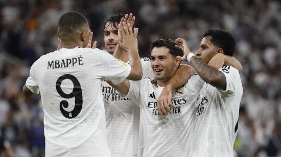 Los jugadores del Real Madrid celebran el segundo gol de su equipo durante el partido de semifinales de la Supercopa de España, el 9 de enero de 2025.