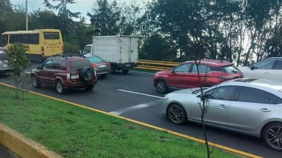 Congestión vehicular por accidente de tránsito en la Autopista General Rumiñahui, sentido Valle de Los Chillos - Quito.