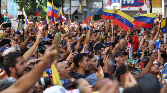 Seguidores de la líder antichavista María Corina Machado sostienen banderas este jueves 9 de enero de 2025, en una manifestación en Caracas (Venezuela).