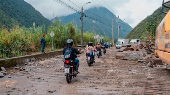 Maquinaria intenta liberar la vía Puyo - Baños, afectada por un derrumbe de rocas.