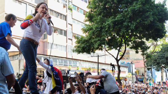 María Corina Machado sobre una tarima da un discurso en Caracas.