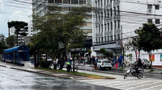 Personal de la Policía Nacional en los exteriores de Celec, en la avenida 6 de Diciembre, en Quito.