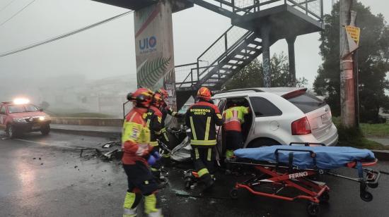 Bomberos atienden un accidente de tránsito en la avenida Simón Bolívar de Quito, el 29 de diciembre de 2024.