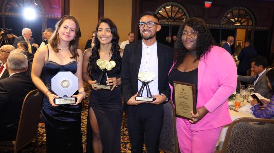 María Sol Naranjo, Lucía Yépez, Daniel Pintado y Lisseth Ayoví muestran sus galardones durante la Gala Olímpica del jueves 9 de enero de 2024.