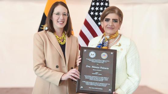 Mónica Palencia, ministra del Interior, con de Liv Kilpatrick, directora de la Oficina de Asuntos Antinarcóticos de la Embajada de  EE.UU., 10 de enero de 2025.