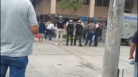 Momento en que el cuerpo fue levantado por Medicina Legal, en las calles Quisquis y García Moreno, centro de Guayaquil.